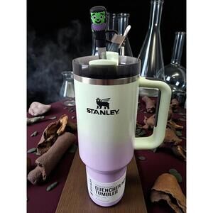 STANLEY HALLOWEEN HYPNOTIC GREEN 40OZ STAINLESS STEEL TUMBLER  IN HAND 👻